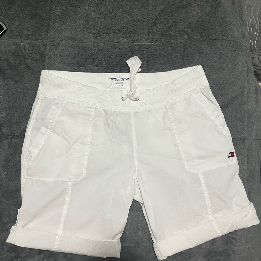 Tommy shorts can b rolled up or down